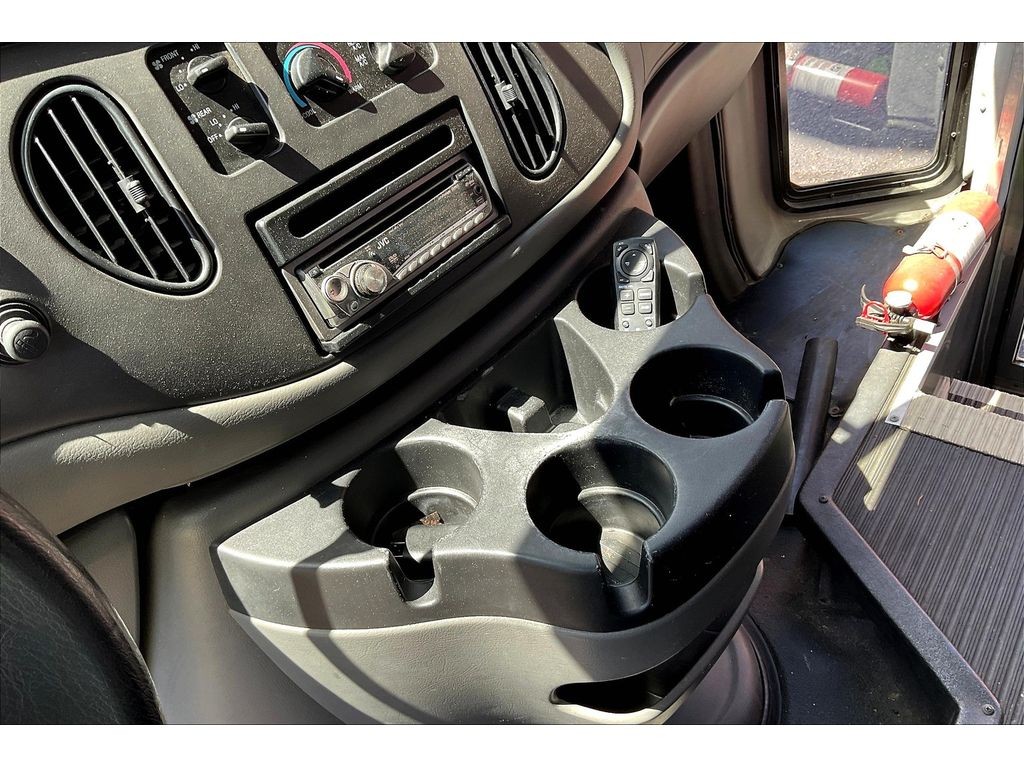 Ford E-450 Super Duty Vehicle Full-screen Gallery Image 15