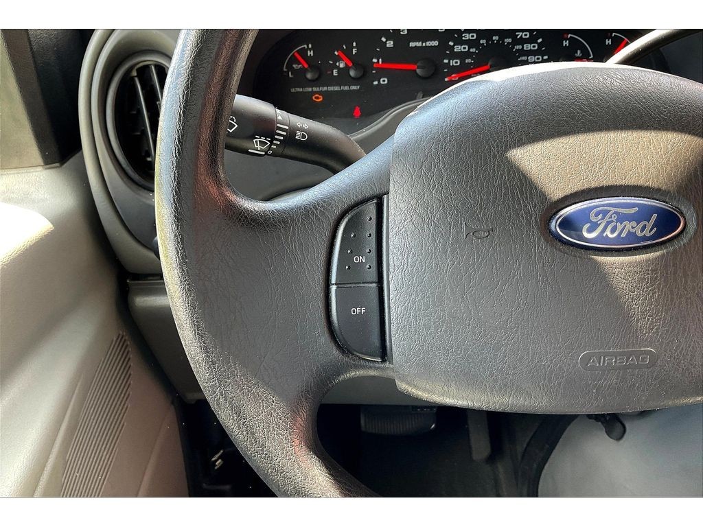 Ford E-450 Super Duty Vehicle Full-screen Gallery Image 16