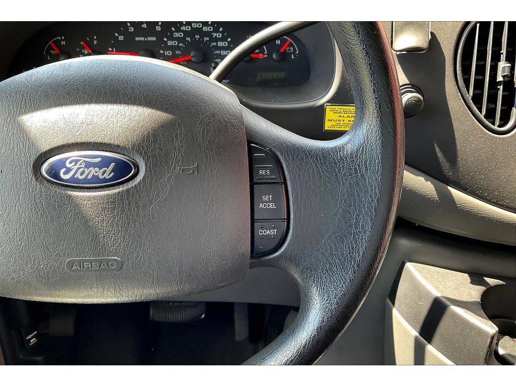 Ford E-450 Super Duty Vehicle Full-screen Gallery Image 17