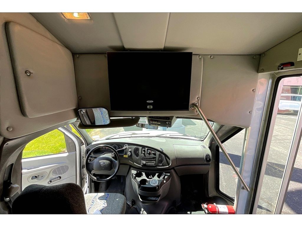 Ford E-450 Super Duty Vehicle Full-screen Gallery Image 20