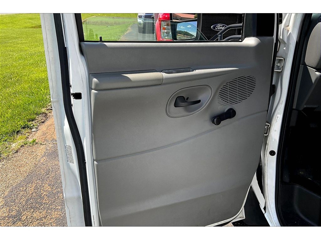 Ford E-450 Super Duty Vehicle Full-screen Gallery Image 21