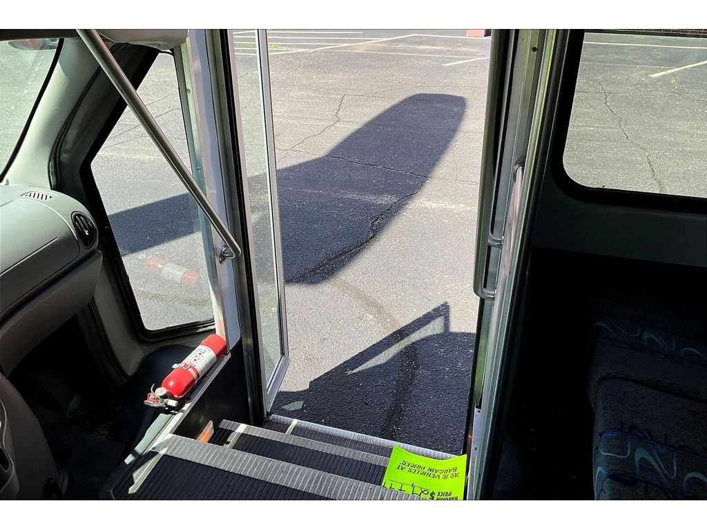 Ford E-450 Super Duty Vehicle Full-screen Gallery Image 22