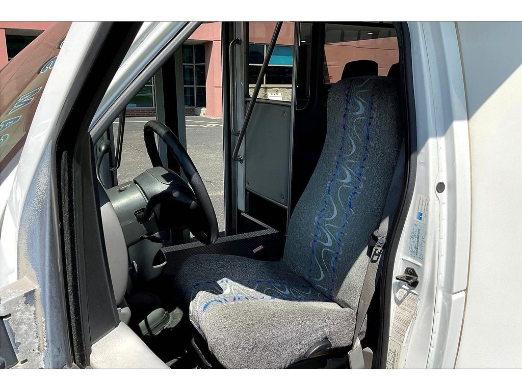 Ford E-450 Super Duty Vehicle Full-screen Gallery Image 23