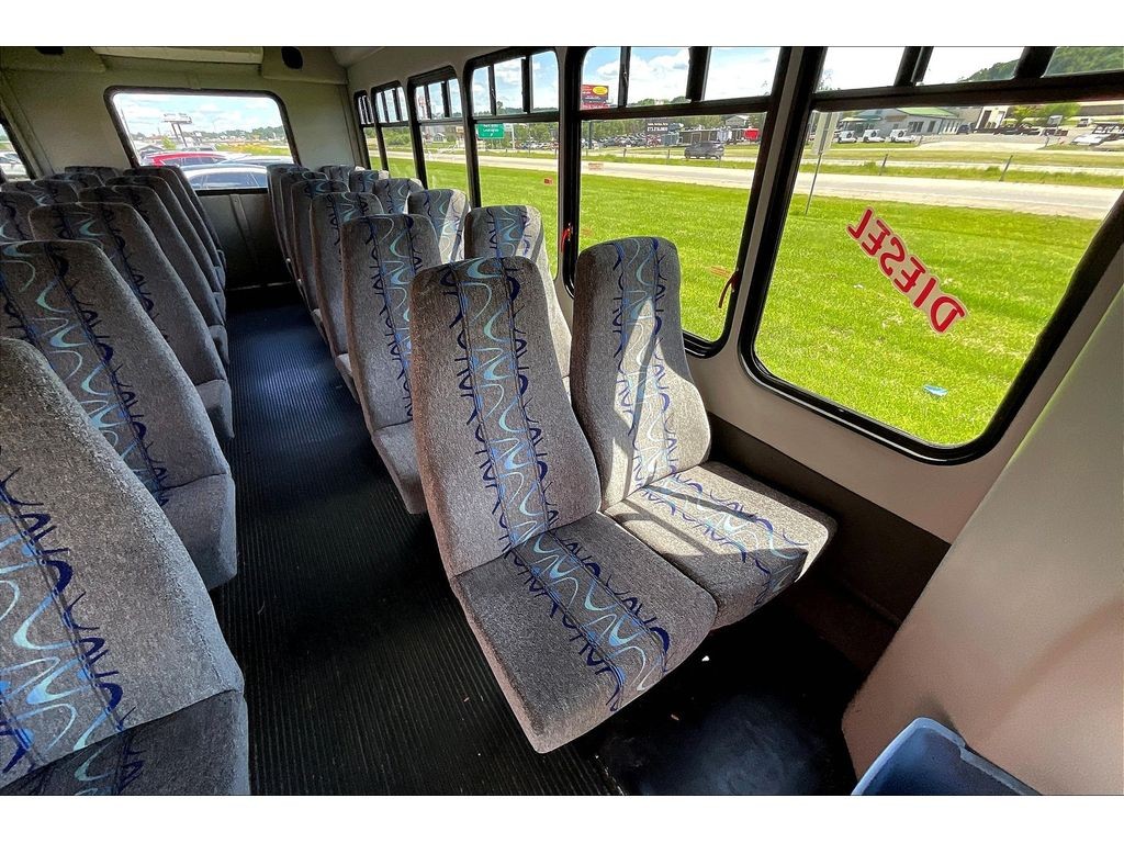 Ford E-450 Super Duty Vehicle Full-screen Gallery Image 24