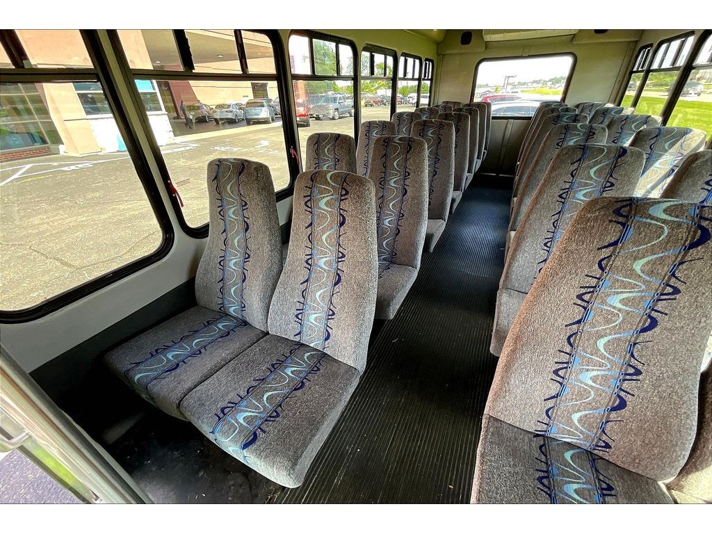 Ford E-450 Super Duty Vehicle Full-screen Gallery Image 25