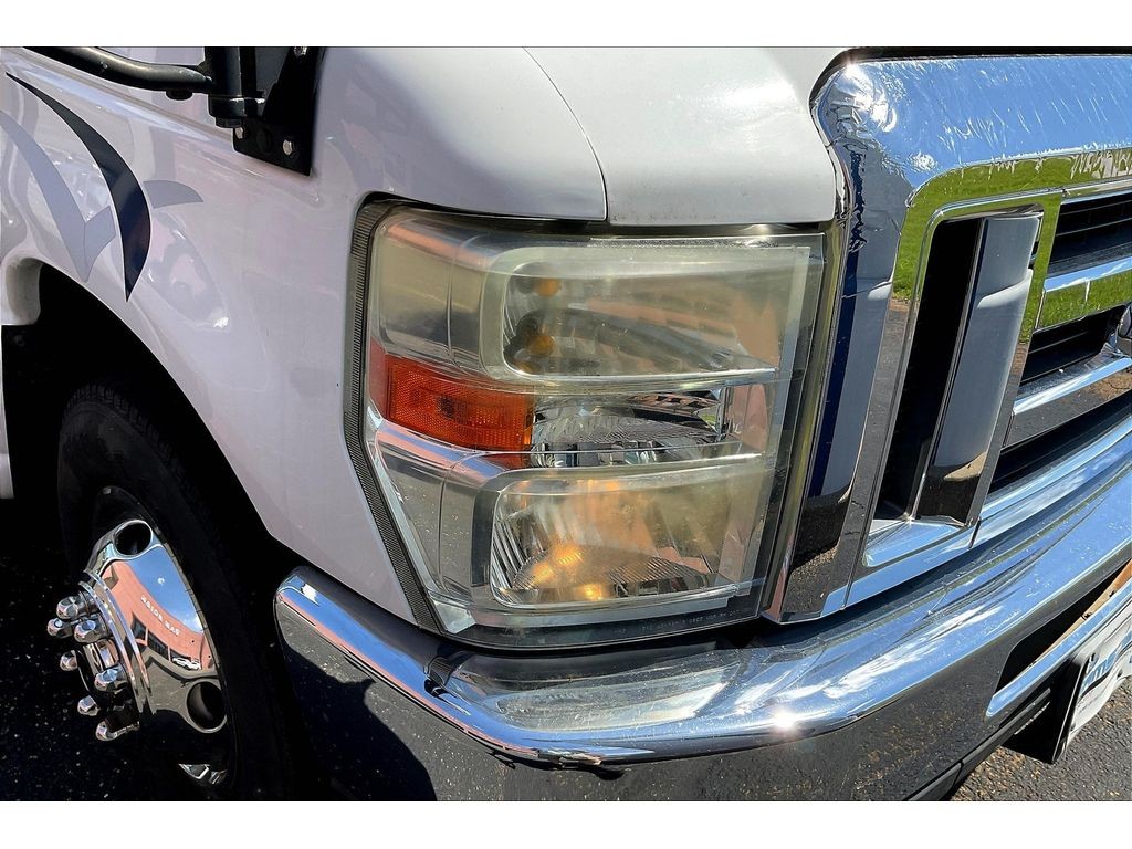 Ford E-450 Super Duty Vehicle Full-screen Gallery Image 26