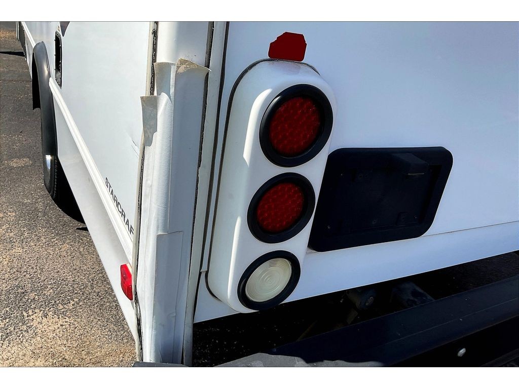 Ford E-450 Super Duty Vehicle Full-screen Gallery Image 27