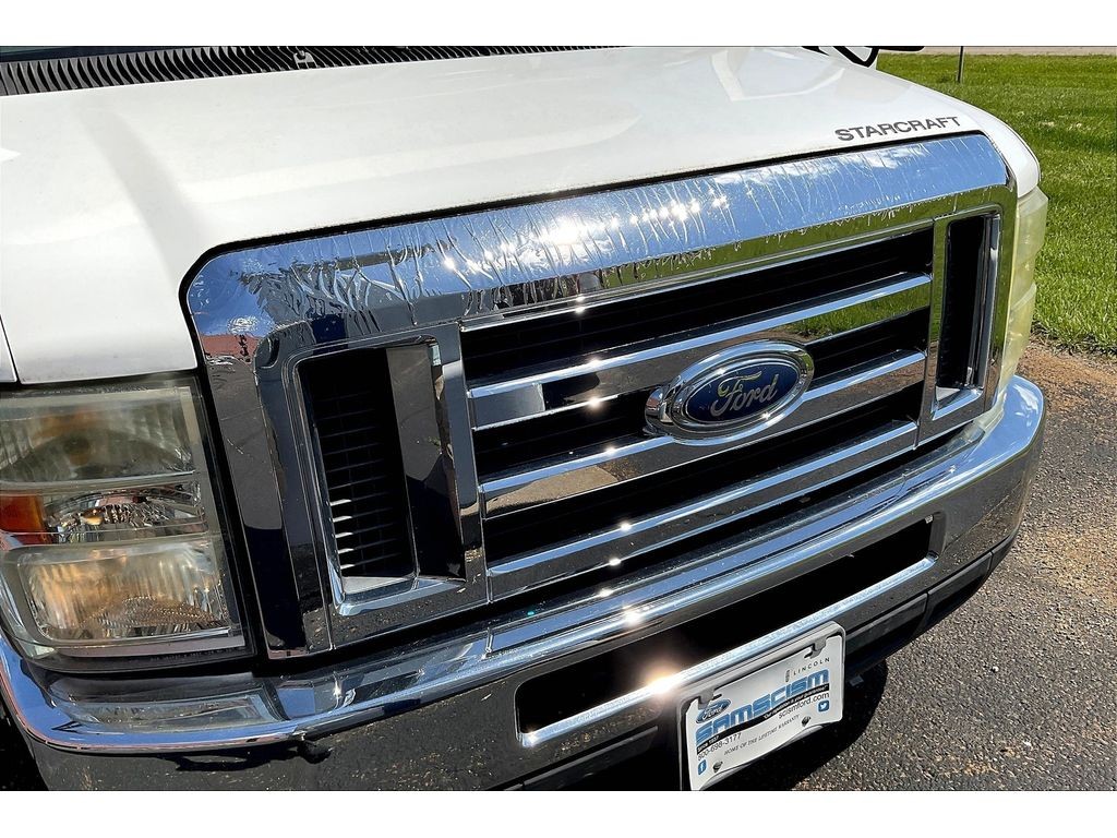 Ford E-450 Super Duty Vehicle Full-screen Gallery Image 28