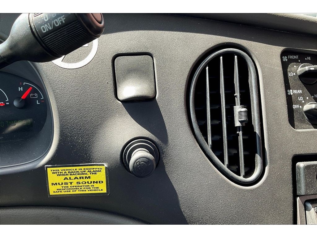 Ford E-450 Super Duty Vehicle Full-screen Gallery Image 31