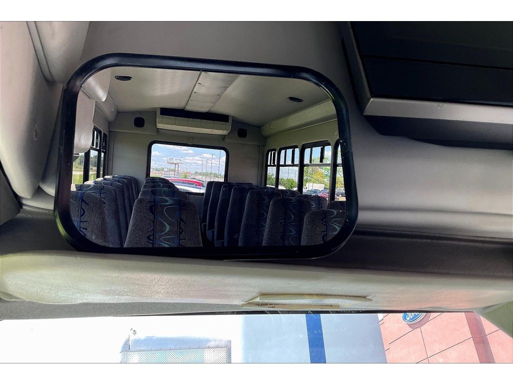 Ford E-450 Super Duty Vehicle Full-screen Gallery Image 32