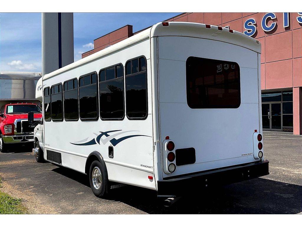 Ford E-450 Super Duty Vehicle Full-screen Gallery Image 33