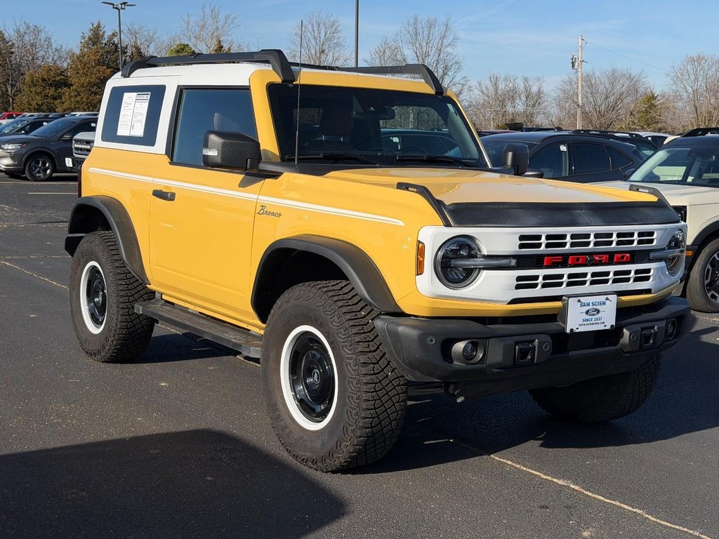 Ford Bronco Vehicle Full-screen Gallery Image 01