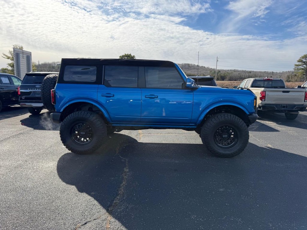 Ford Bronco Vehicle Full-screen Gallery Image 02