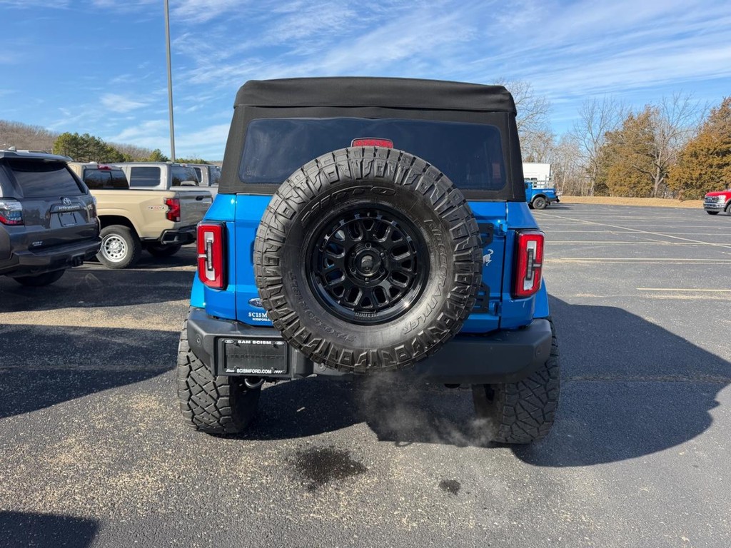 Ford Bronco Vehicle Full-screen Gallery Image 03