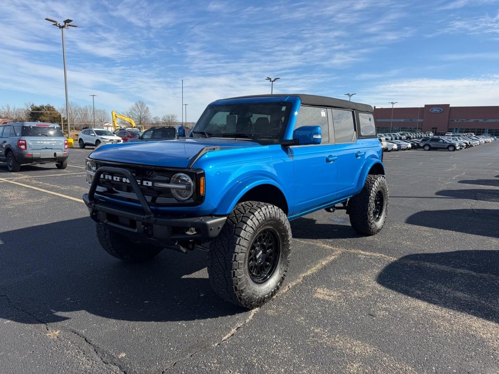 Ford Bronco Vehicle Full-screen Gallery Image 06