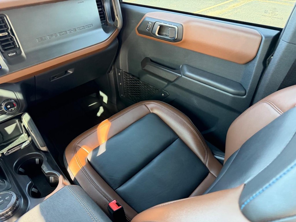 Ford Bronco Vehicle Full-screen Gallery Image 16