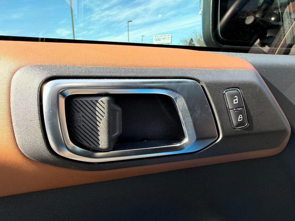 Ford Bronco Vehicle Full-screen Gallery Image 17