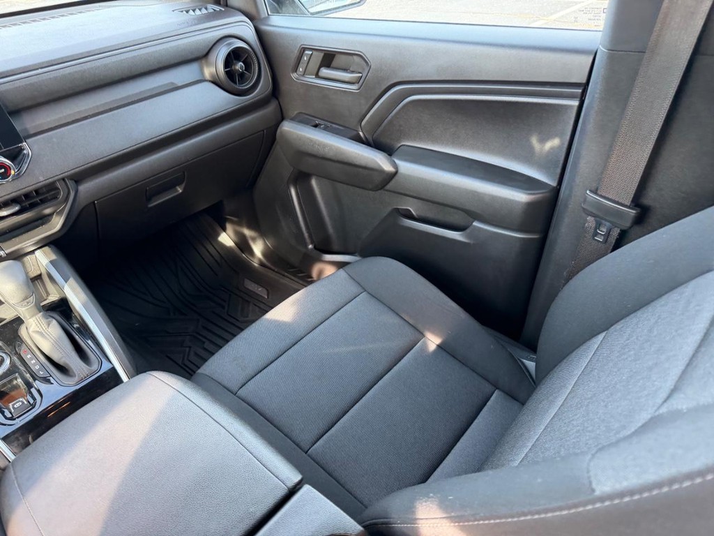 Chevrolet Colorado Vehicle Full-screen Gallery Image 17