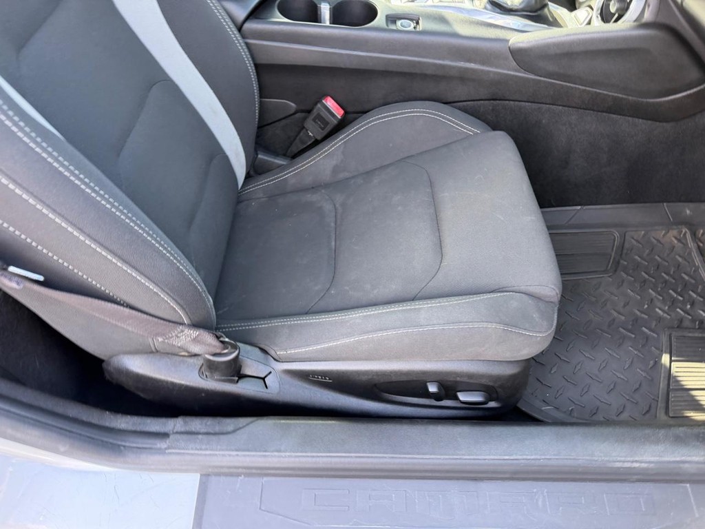 Chevrolet Camaro Vehicle Full-screen Gallery Image 18