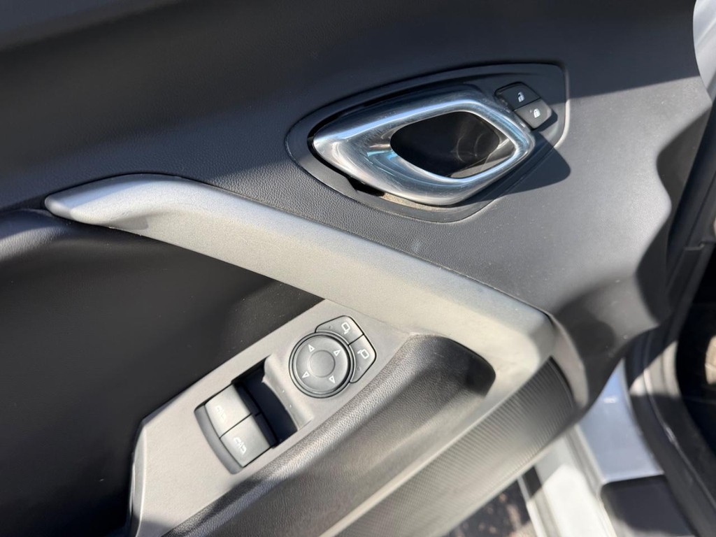 Chevrolet Camaro Vehicle Full-screen Gallery Image 19