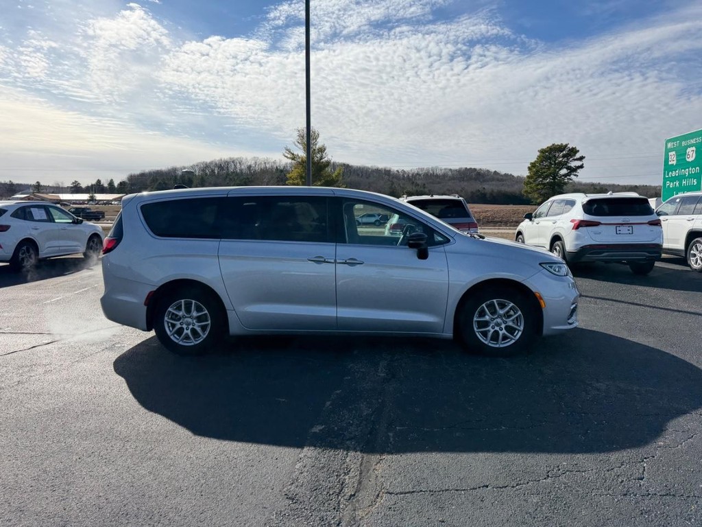 Chrysler Pacifica Vehicle Full-screen Gallery Image 02