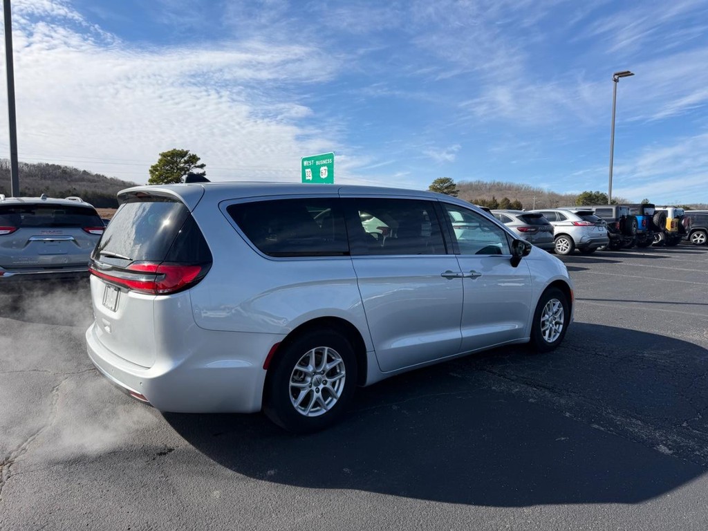 Chrysler Pacifica Vehicle Full-screen Gallery Image 03