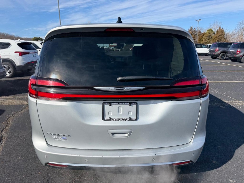 Chrysler Pacifica Vehicle Full-screen Gallery Image 04