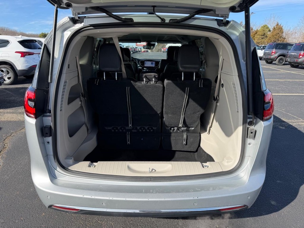 Chrysler Pacifica Vehicle Full-screen Gallery Image 05