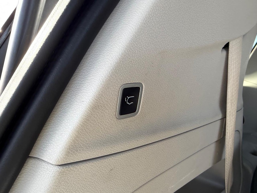 Chrysler Pacifica Vehicle Full-screen Gallery Image 06