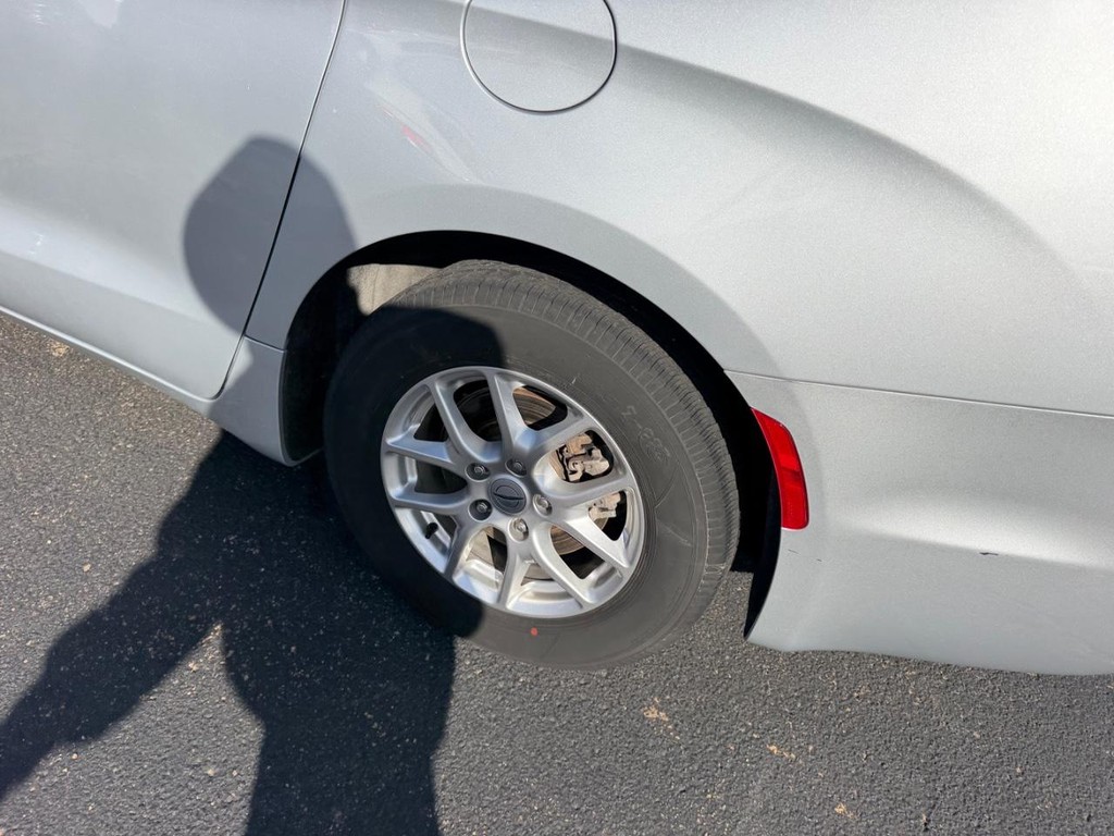 Chrysler Pacifica Vehicle Full-screen Gallery Image 07