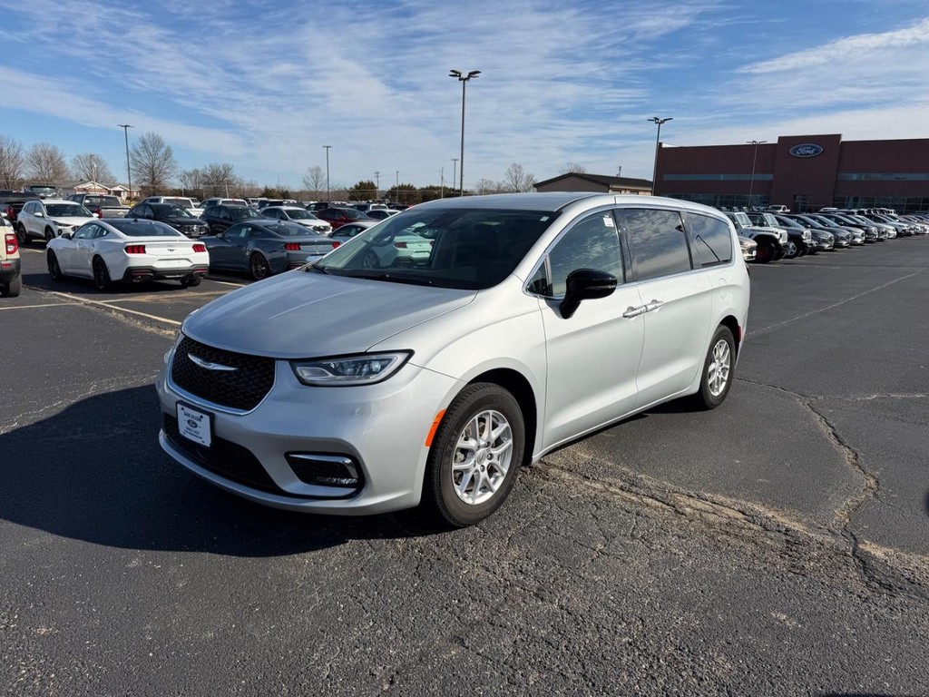 Chrysler Pacifica Vehicle Full-screen Gallery Image 08