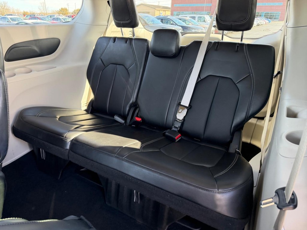 Chrysler Pacifica Vehicle Full-screen Gallery Image 10