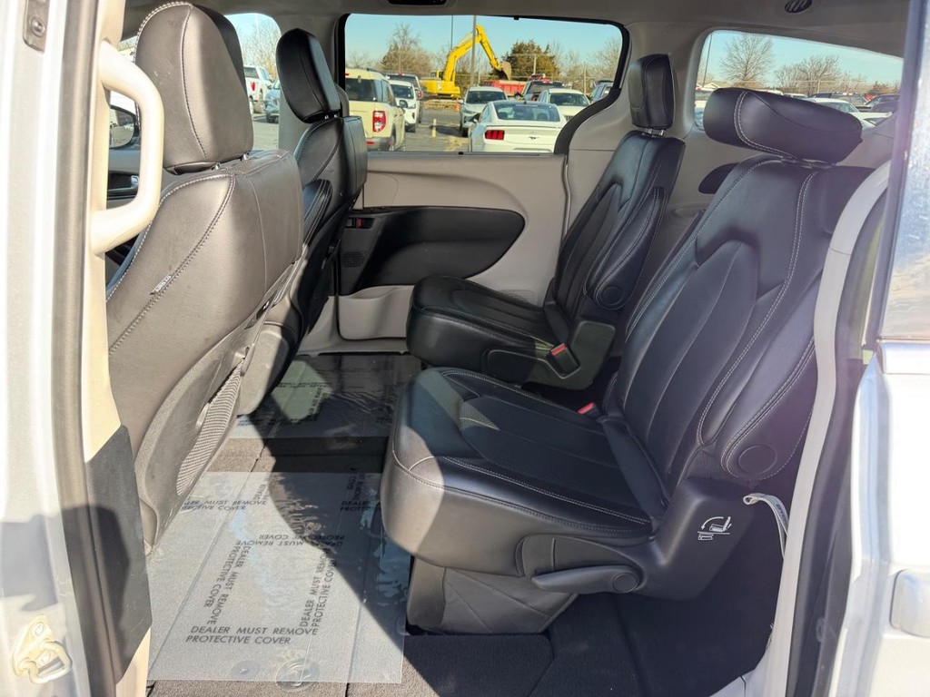 Chrysler Pacifica Vehicle Full-screen Gallery Image 11