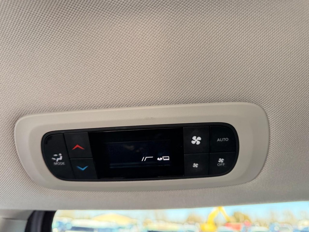 Chrysler Pacifica Vehicle Full-screen Gallery Image 12