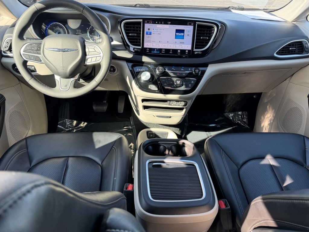 Chrysler Pacifica Vehicle Full-screen Gallery Image 13