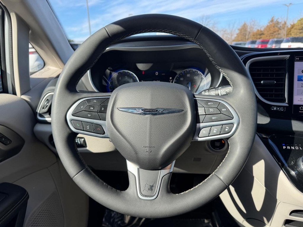 Chrysler Pacifica Vehicle Full-screen Gallery Image 14