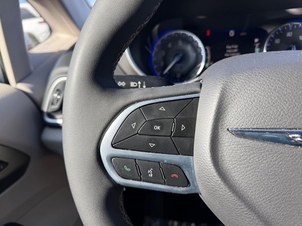 Chrysler Pacifica Vehicle Full-screen Gallery Image 15