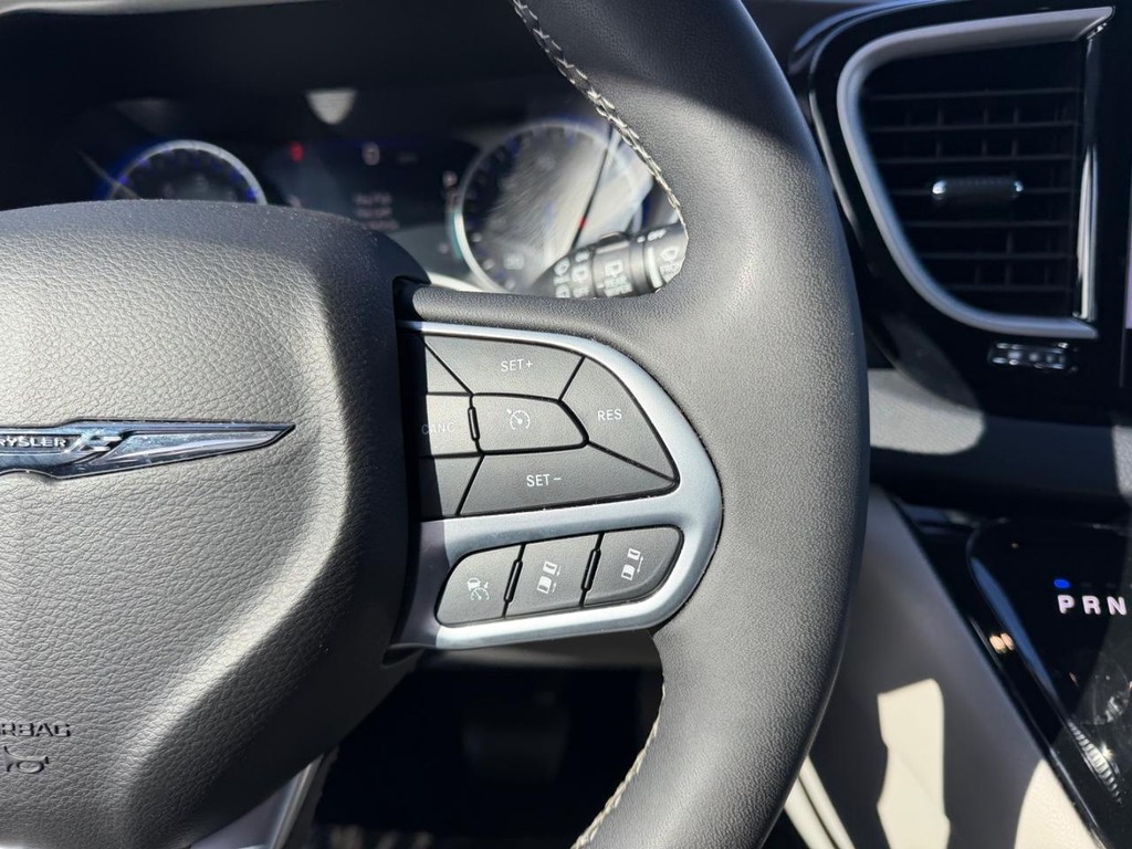 Chrysler Pacifica Vehicle Full-screen Gallery Image 16