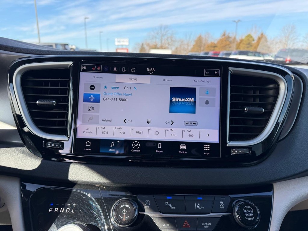 Chrysler Pacifica Vehicle Full-screen Gallery Image 17