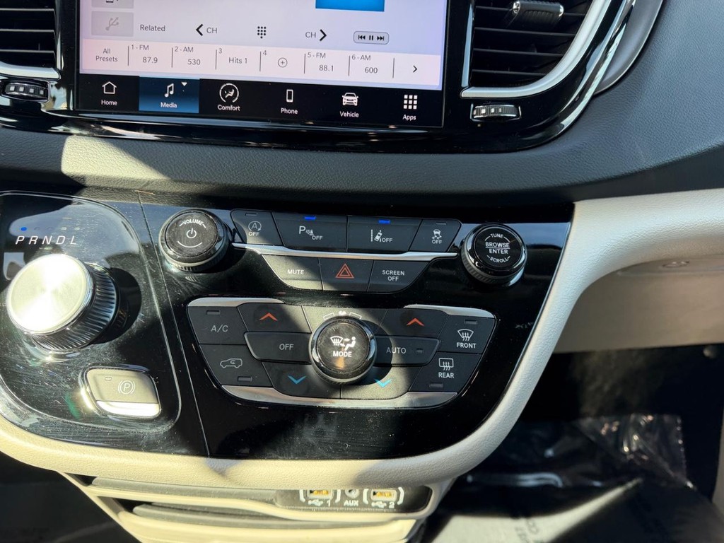 Chrysler Pacifica Vehicle Full-screen Gallery Image 18