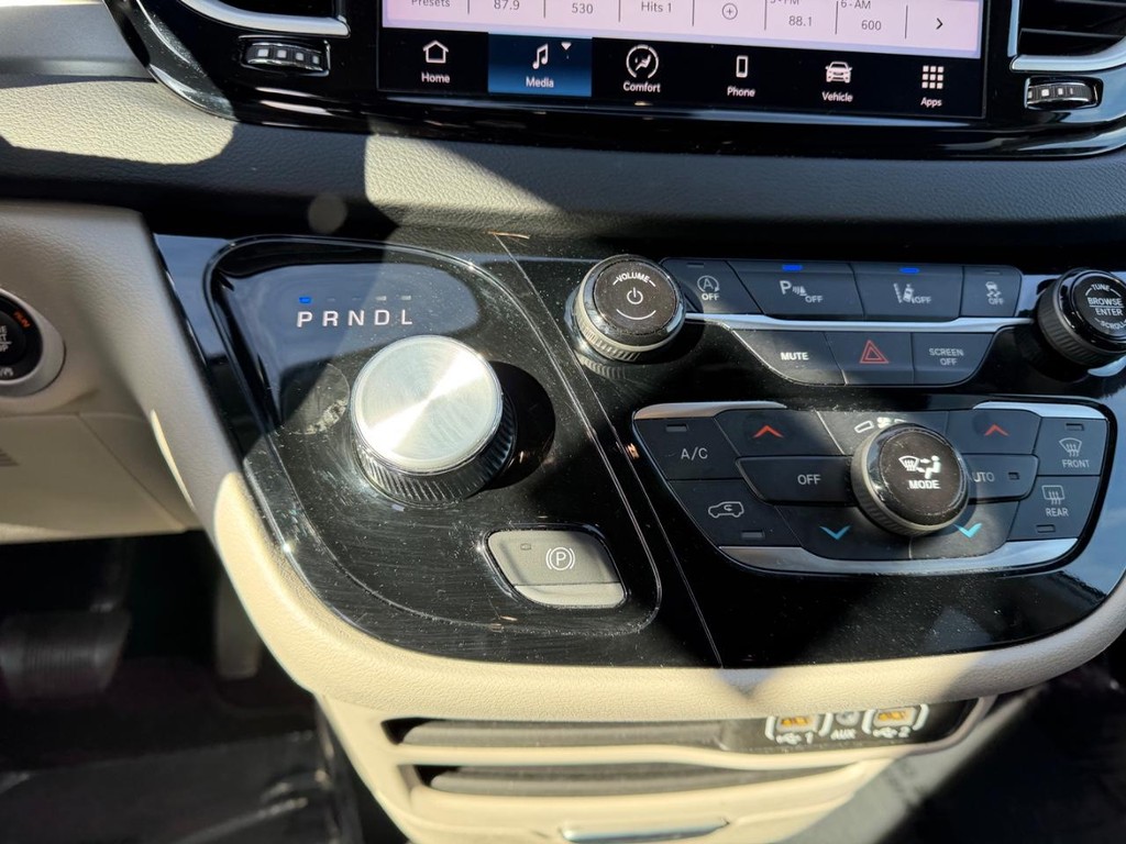 Chrysler Pacifica Vehicle Full-screen Gallery Image 19