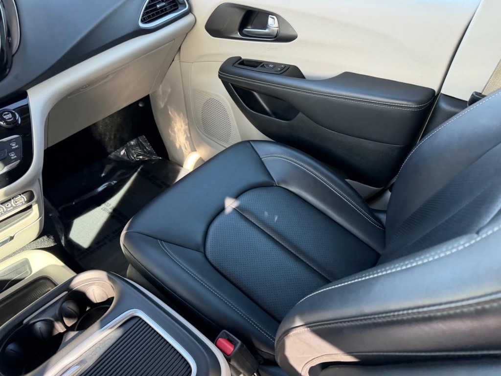 Chrysler Pacifica Vehicle Full-screen Gallery Image 20