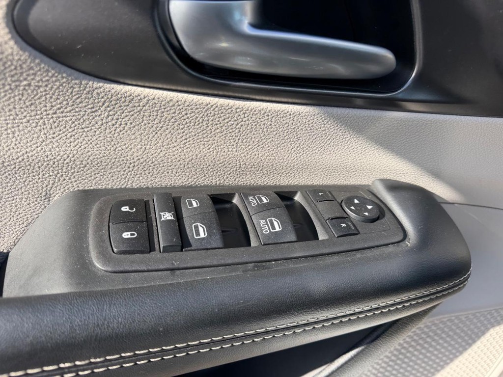 Chrysler Pacifica Vehicle Full-screen Gallery Image 21