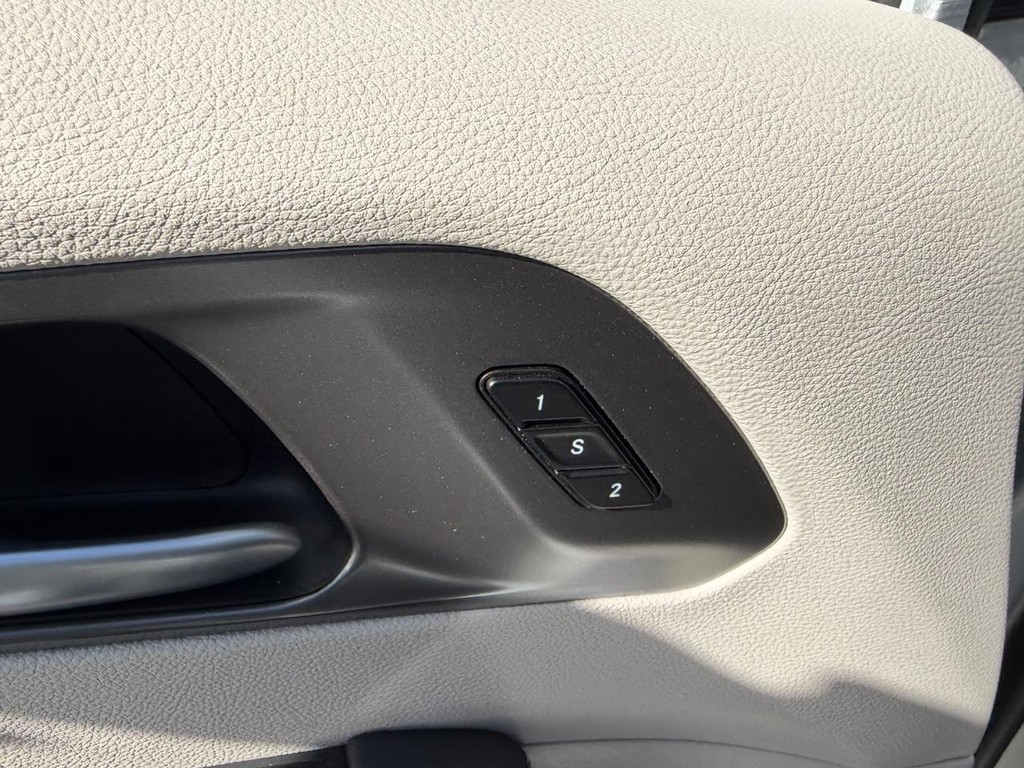 Chrysler Pacifica Vehicle Full-screen Gallery Image 22