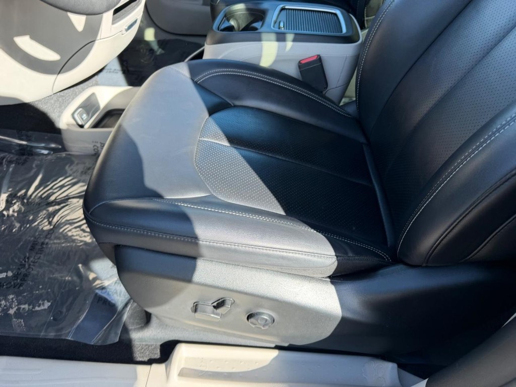 Chrysler Pacifica Vehicle Full-screen Gallery Image 23