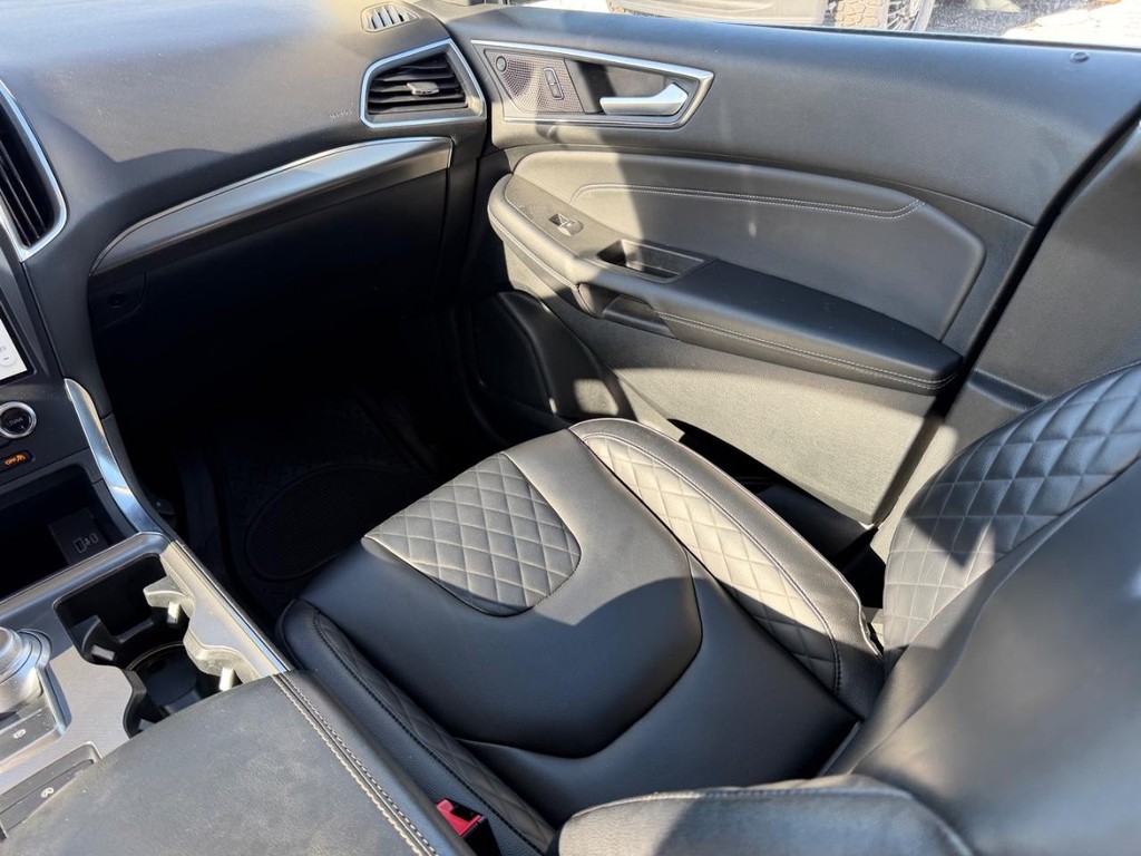 Ford Edge Vehicle Full-screen Gallery Image 18
