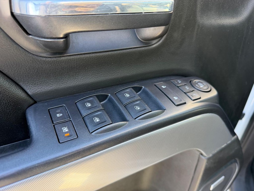 Chevrolet Silverado 1500 Vehicle Full-screen Gallery Image 19