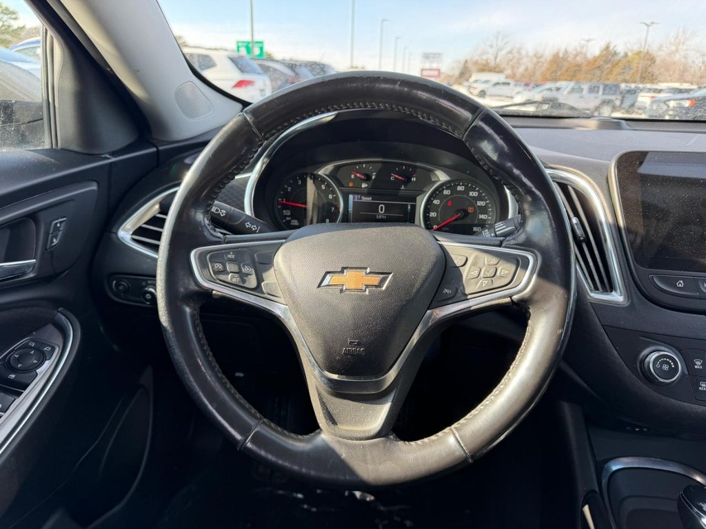 Chevrolet Malibu Vehicle Full-screen Gallery Image 11