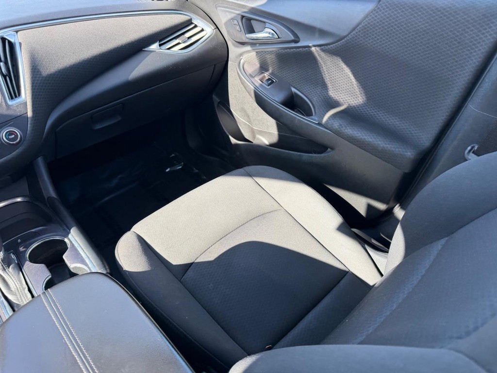 Chevrolet Malibu Vehicle Full-screen Gallery Image 17