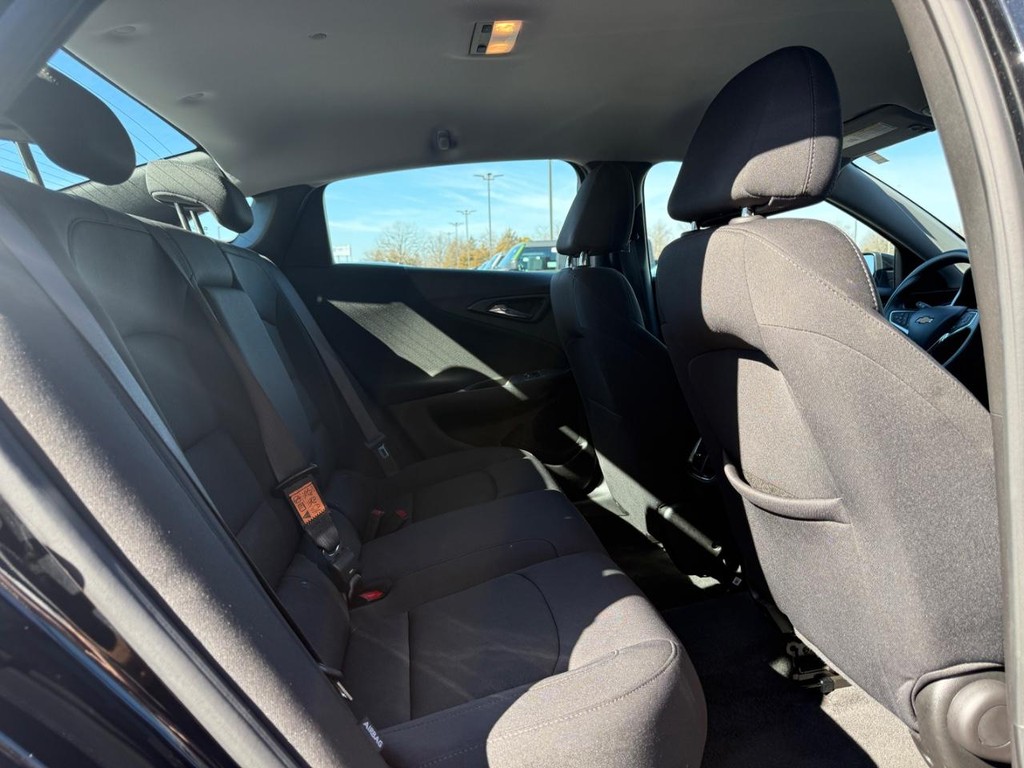 Chevrolet Malibu Vehicle Full-screen Gallery Image 10